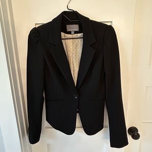 Women’s black fitted blazer with slight puff shoulder